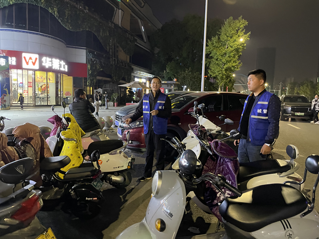 创业路新壹城周边非机动车辆摆放混乱，要求新区中队立即治理。
